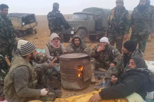 Binh sĩ Syria trên vùng sa mạc cách thành phố cổ Palmyra 22 km