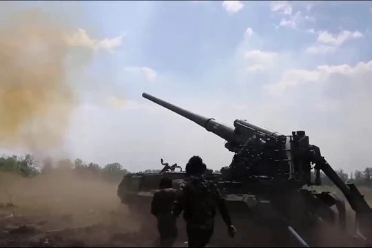 Lực lượng dân quân Donetsk sử dụng pháo hạng nặng Malka 203 mm tấn công chiến tuyến quân đội Ukraine. RusVesna