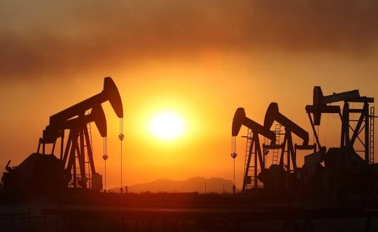 Khung cảnh khai thác dầu mỏ ở Trung Đông - Ảnh: Reuters