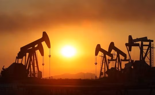 Khung cảnh khai thác dầu mỏ ở Trung Đông - Ảnh: Reuters