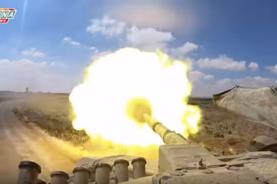 Xe tăng quân đội Syria tiến công trên chiến trường Daraa