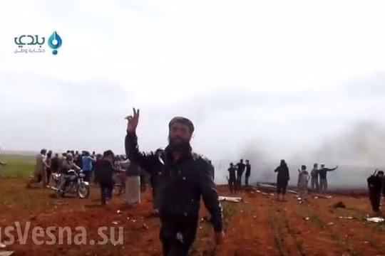 Video: Cận cảnh chiếc Su-22 bị bắn hạ và phi công Syria bị bắt