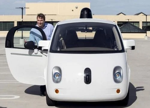 Chris Urmson, giám đốc phụ trách xe tự lái của Google, bên một nguyên mẫu xe tự lái.