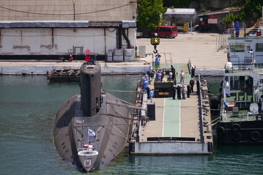 Tàu ngầm Kilo 636.3 nạp ngư lôi thế hệ UET-1. Ảnh blog bmpd