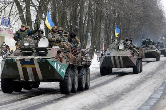 Xe thiết giáp chở quân Ukraine tiến về thị trấn Volnovakha, Đông Ukraine. Ảnh: Reuters