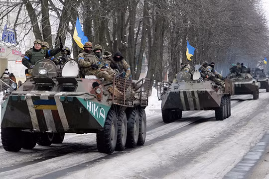 Xe thiết giáp chở quân Ukraine tiến về thị trấn Volnovakha, Đông Ukraine. Ảnh: Reuters