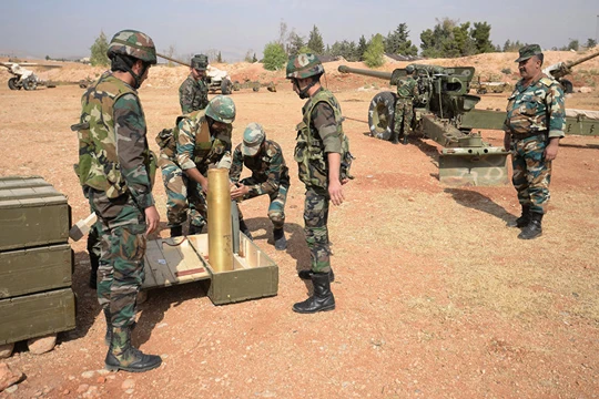 Một trận địa pháo binh quân đội Syria chuẩn bị pháo kích vào lực lượng khủng bố ngoại ô Damascus