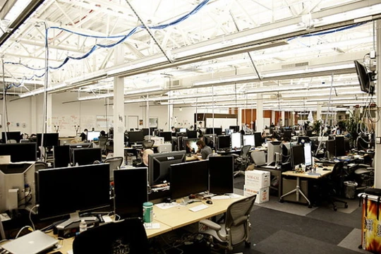 Gần 900 người làm việc trong một khu vực phòng làm việc rộng lớn không vách ngăn, thiết kế thể hiện sự cởi mở là một trong những yếu tố quan trọng trong văn hóa công ty - Ảnh: TIME