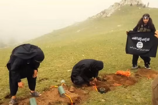 Nhóm phiến quân chôn lượng thuốc nổ xuống những cái hố đã được đào sẵn - Ảnh: Mirror.co.uk