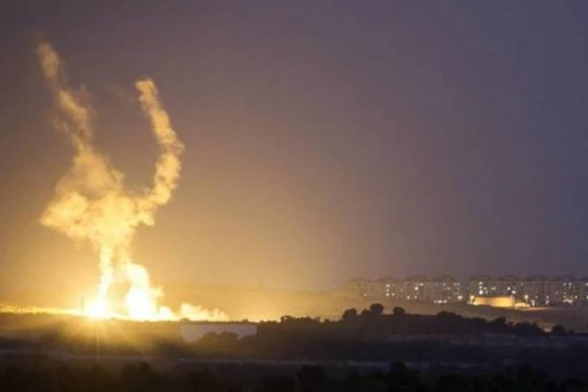 Không quân Israel không kích trên dải Gaza và Bờ Tây thuộc khu vực người Palestine - ảnh Muraselon