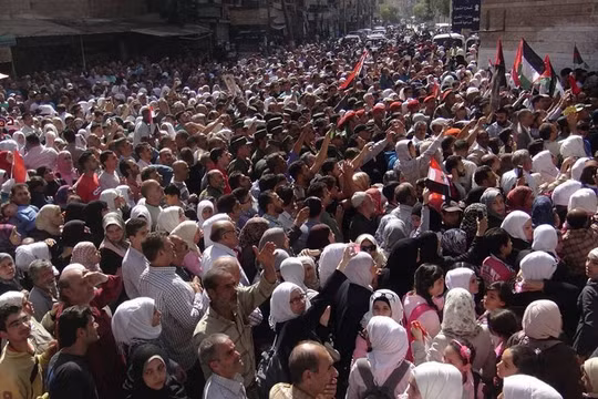 Mít tinh mừng chiến thắng trong các khu vừa giải phóng