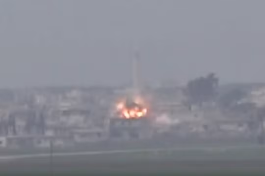 Lực lượng pháo binh - tên lửa quân đội Syria tiến công thị trấn chiến lược Al-Latamenah trên vùng nông thôn miền bắc Hama - ảnh minh họa video