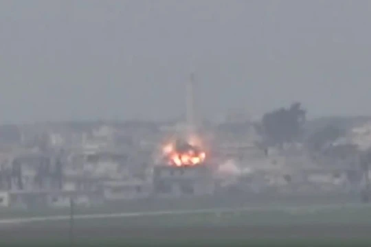 Lực lượng pháo binh - tên lửa quân đội Syria tiến công thị trấn chiến lược Al-Latamenah trên vùng nông thôn miền bắc Hama - ảnh minh họa video