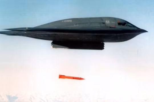 Máy bay ném bom B-2 Spirit thử nghiệm bom hạt nhân B61-12. Ảnh Militarywatchmagazine