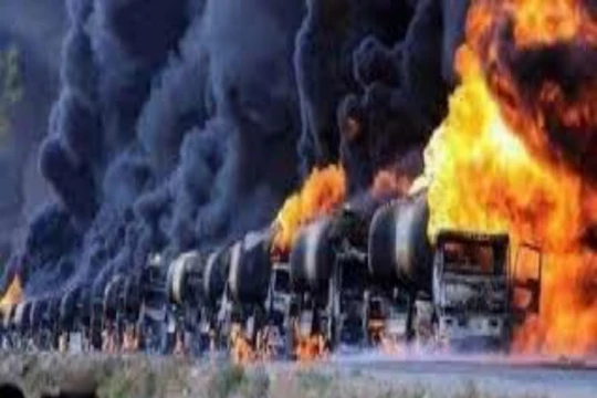 Video: Không quân Nga tiêu diệt đoàn xe “nguồn sống IS”