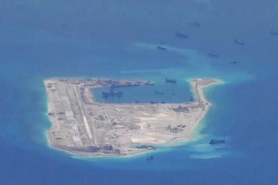 Ảnh chụp Trung Quốc bồi đắp đảo nhân tạo từ máy bay do thám P-8A Poseidon Hải quân Mỹ 21.05,2015.
