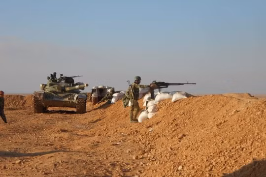 Các tay súng thánh chiến nhóm Maghaweir al-Thowra diễn tập chiến đấu. Ảnh South Front