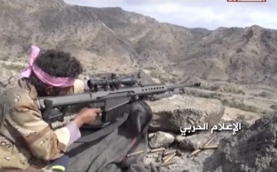 Chiến binh xạ thủ bắn tỉa Houthi săn đuổi binh sĩ Ả rập Xê-út và lực lượng Yemen ủng hộ tổng thống Hadi. Ảnh: South Front.