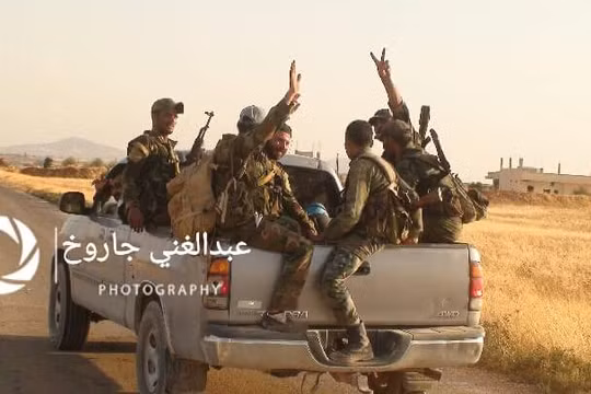 Binh sĩ Syria trên đường tiến công dọc theo hướng biên giới với Jordan - ảnh Muraselon