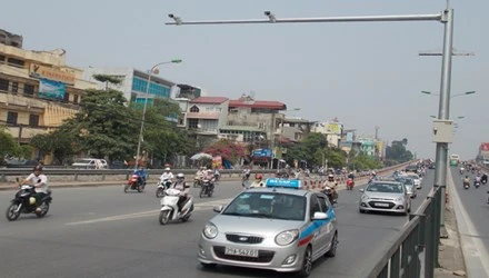 Phương tiện đi lại trên đường Hà Nội hiện được hàng trăm camera giao thông giám sát. Ảnh: Trọng Đảng.