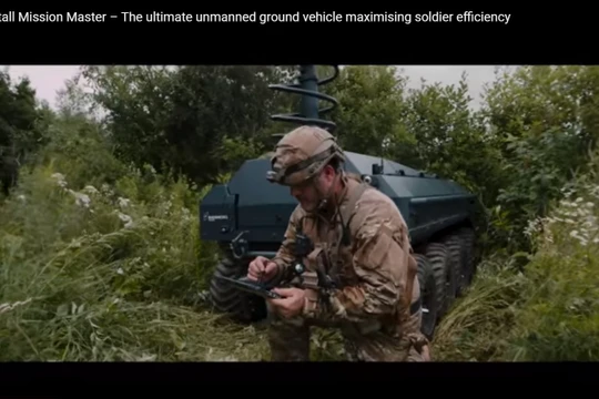 Xe robot không người lái UGV Rheinmetall Mission Master đi cùng phân đội bộ binh. Ảnh: Militaryleak.