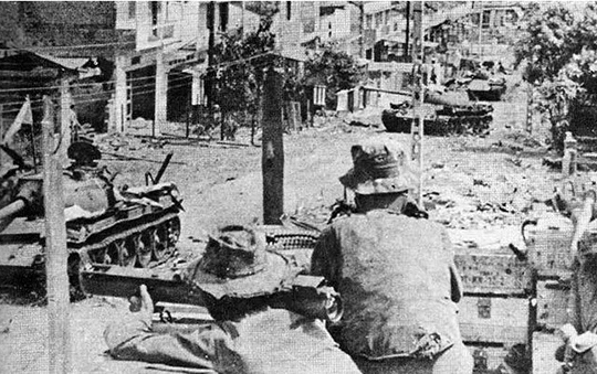 Xe tăng Quân Giải phóng tiến vào Thị xã An Lộc trước sự lúng túng và hoảng hốt của binh sĩ VNCH đang phòng thủ.