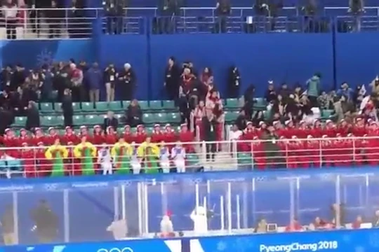 Các cổ động viên xinh đẹp của Bắc Triều Tiên thống trị sự quan tâm của khán giả trong giờ nghỉ giải lao. Anh video