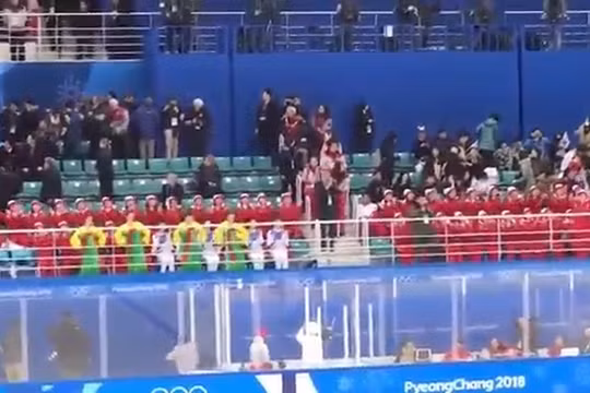 Các cổ động viên xinh đẹp của Bắc Triều Tiên thống trị sự quan tâm của khán giả trong giờ nghỉ giải lao. Anh video