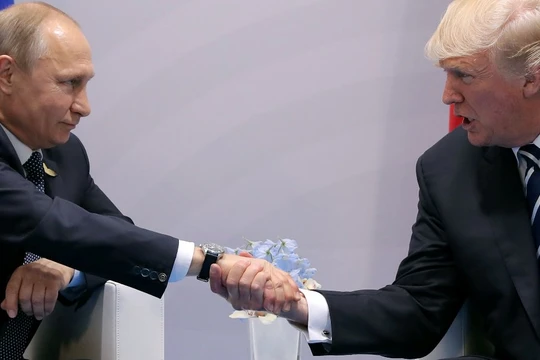 Cái bắt tay chặt cứng của tổng thống Mỹ Donald Trump với tổng thống Nga Vladimir Putin