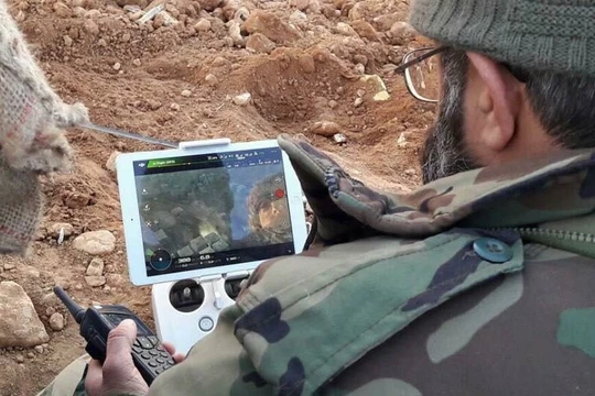 Sĩ quan quân đội Syria sử dụng drone điều khiển hỏa lực trong quận Al-Qaboun, ngoại ô Damascus