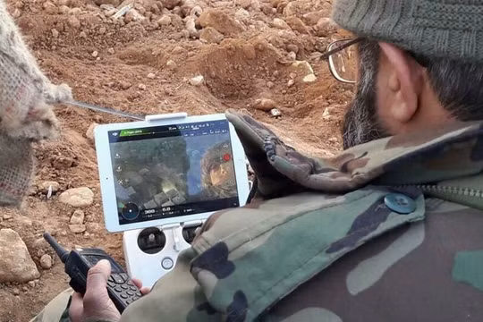 Sĩ quan quân đội Syria sử dụng drone điều khiển hỏa lực trong quận Al-Qaboun, ngoại ô Damascus
