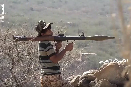 Chiến binh Houthi, sử dụng súng phóng lựu RPG-7 tấn công ở Ả rập Xê-út.
