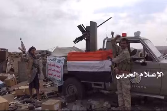 Chiến binh Houthi bên xe chiến lợi phẩm