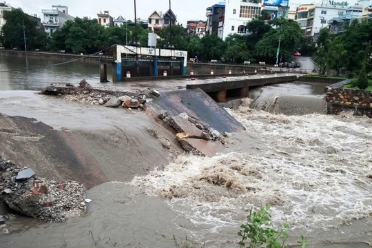 Mưa lớn khiến đập tràn tại phường Quang Trung, thành phố Uông Bí (Quảng Ninh) không thoát kịp, mực nước dâng cao, gây ngập lụt nhiều nhà dân... Nhằm tránh vỡ đập, chính quyền cho phá một đoạn bờ để nước thoát nhanh.