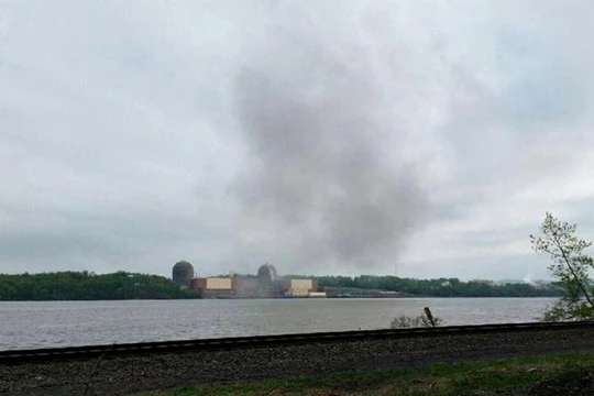 Khói bốc lên từ nhà máy điện hạt nhân Indian Point gần thành phố New York - Ảnh: Reuters