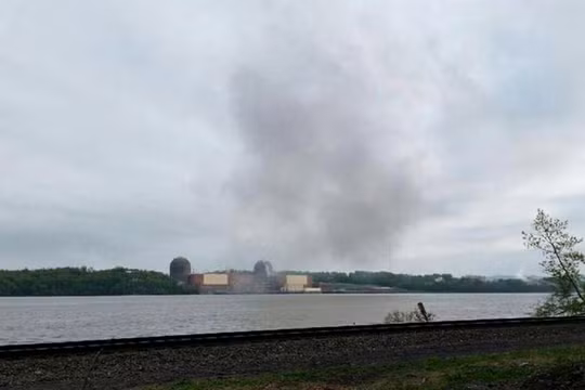 Khói bốc lên từ nhà máy điện hạt nhân Indian Point gần thành phố New York - Ảnh: Reuters