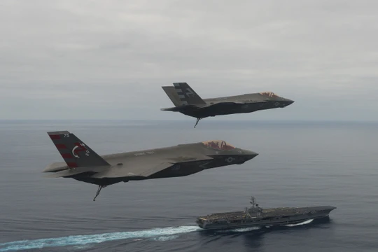 Máy bay F-35 bay trên tàu sân bay Mỹ
