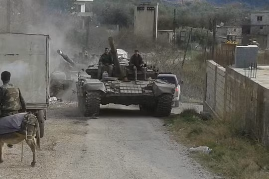 Xe tăng quân đội Syria tiến công trên chiến trường Latakia