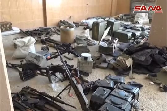 Các tay súng nổi dậy FSA giao nộp vũ khí ở Rastan. Ảnh minh họa South Front