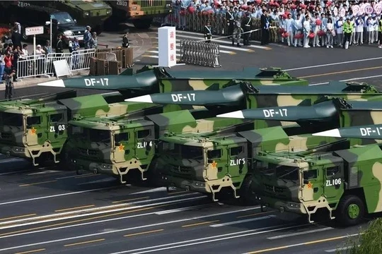 Tên lửa siêu thanh tầm trung Dongfeng-17 (DF-17) của Trung Quốc trong lễ duyệt binh ở Bắc Kinh, ngày 1/10/2019. Ảnh Military Leak