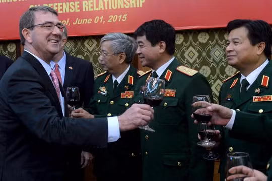 Bộ trưởng Quốc phòng Mỹ Carter và các tướng lĩnh quân đội Việt Nam sau lễ ký Tuyên bố tầm nhìn chung quốc phòng Việt - Mỹ sáng nay.