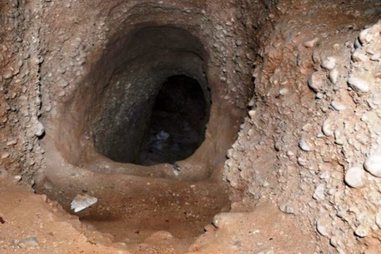 Một cửa đường hầm của IS trên chiến trường Deir Ezzor, bị quân đội Syria phát hiện - ảnh minh họa video