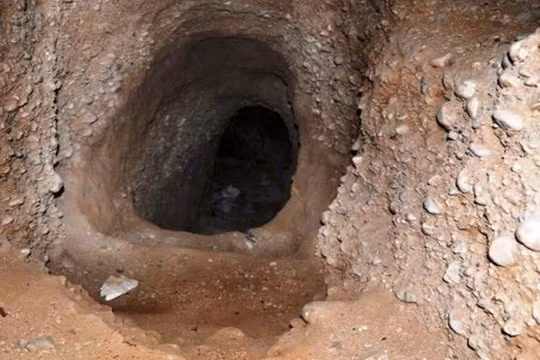 Một cửa đường hầm của IS trên chiến trường Deir Ezzor, bị quân đội Syria phát hiện - ảnh minh họa video