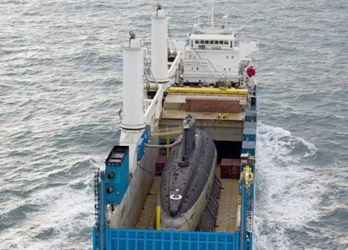 Tàu vận tải Rolldock Star chở theo tàu ngầm 