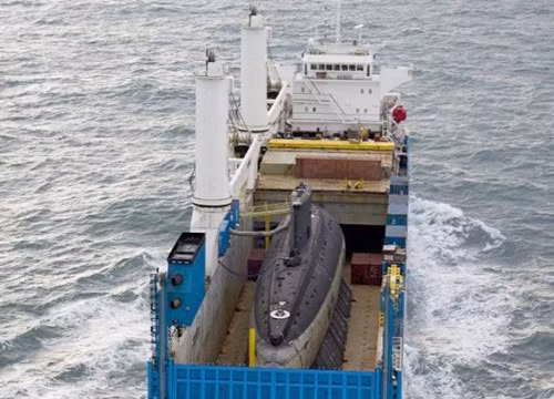 Tàu vận tải Rolldock Star chở theo tàu ngầm 