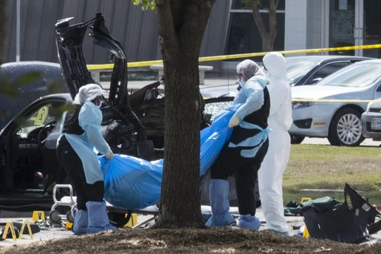 Cảnh sát Mỹ di dời thi thể hai tay súng ở hiện trường vụ tấn công tại Garland Ảnh: Reuters