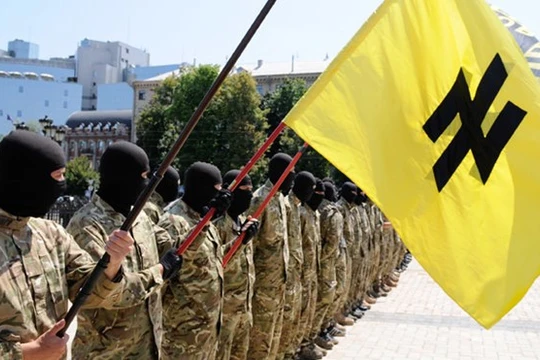 Tiểu đoàn Azov trong buổi lễ tuyên thệ trung thành với Ukraine, được tổ chức tại Quảng trường Sophia của Kiev trước khi di chuyển đến Donbass