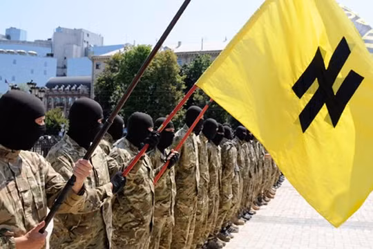 Tiểu đoàn Azov trong buổi lễ tuyên thệ trung thành với Ukraine, được tổ chức tại Quảng trường Sophia của Kiev trước khi di chuyển đến Donbass