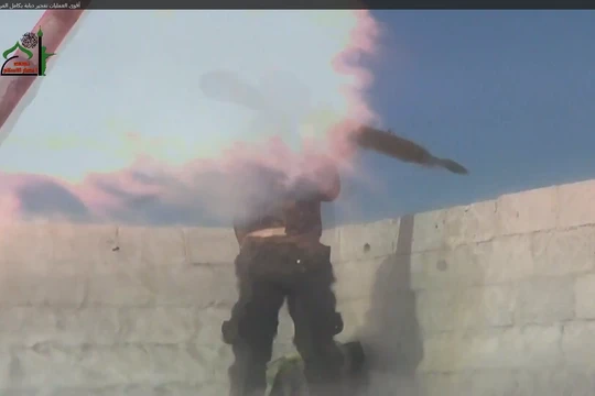 Video: Chiến binh săn tăng bị xe tăng thổi tan xác