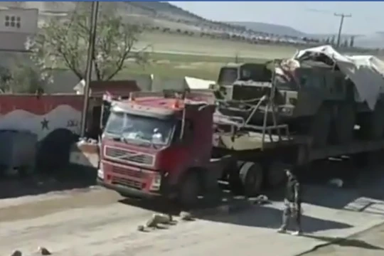 Xe vận tải đặc chủng chở tổ hợp tên lửa Tochka đến Damascus - ảnh minh họa video